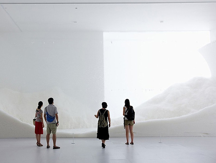 teamlab art exhibition people in an all white room in mori museum tokyo