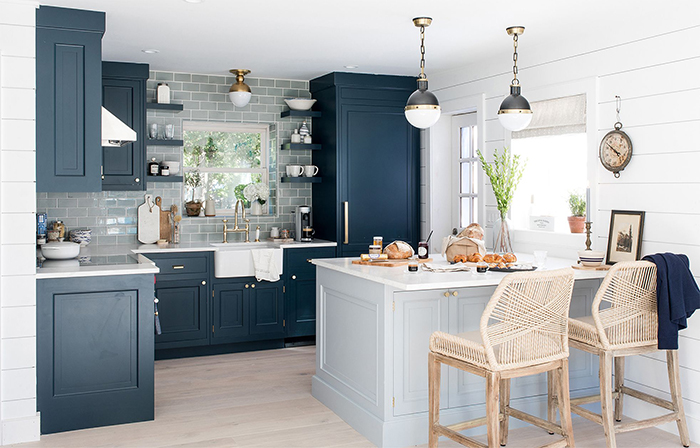 Nautical Theme Summer House kitchen in white and dark blue and rattan chairs