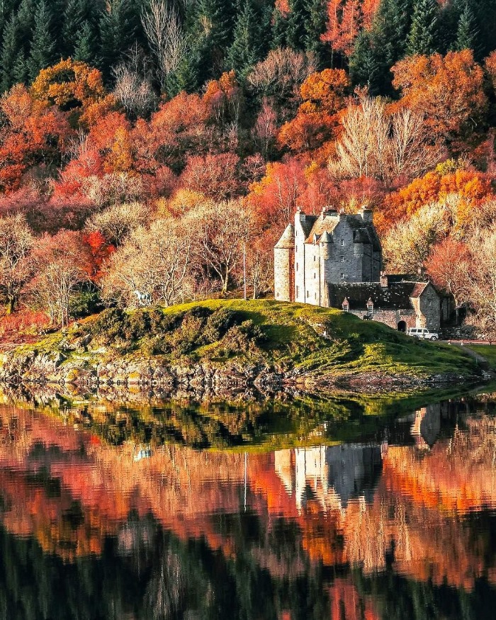 fall scenery castle scottish highlands surrounded by autumn colours