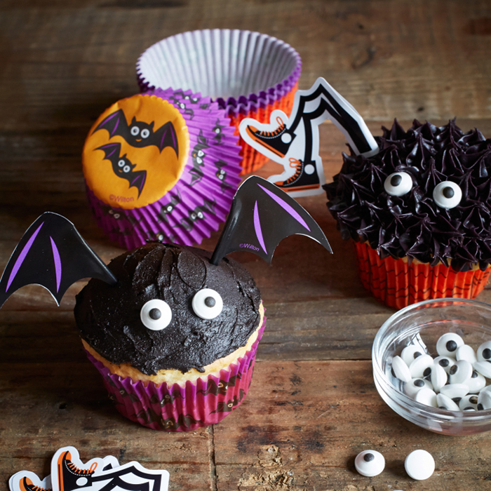 Halloween cupcake ideas googly eyes black topping