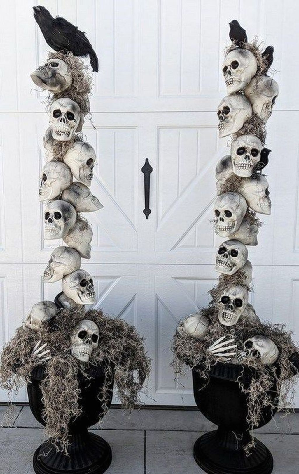 Halloween decor ideas entryway skulls two baskets with tall skull decor and ravens