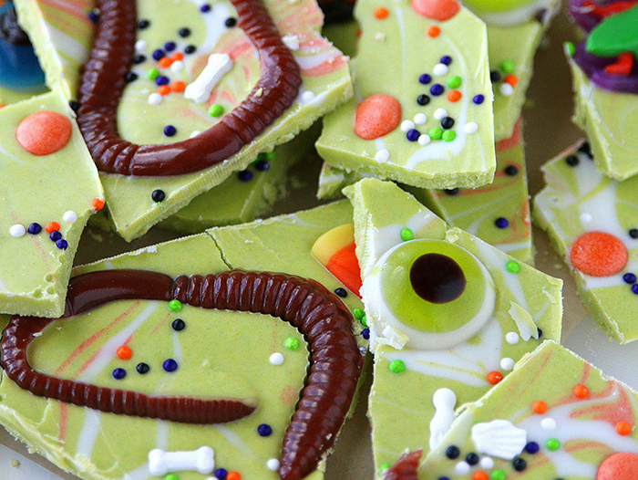 creepy Halloween trick and treat ideas green chocolate jelly worms and eyes