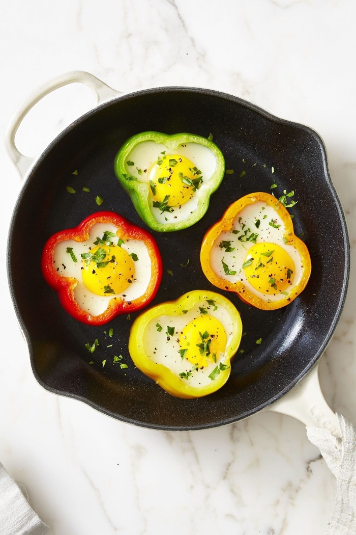 healthy breakfast peppers and eggs in a black pan 