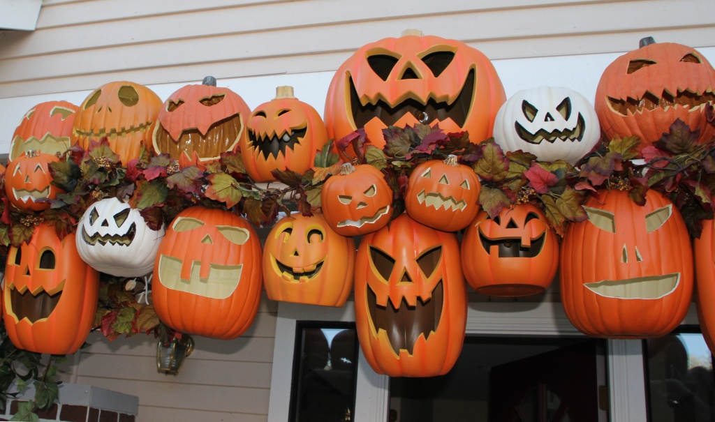 scary jack-o’lanterns archways halloween ideas big orange carved pumpkins on a doorway