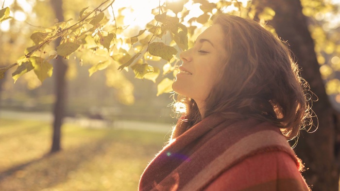 woman outdoors enjoying the sun cultivating gratitude