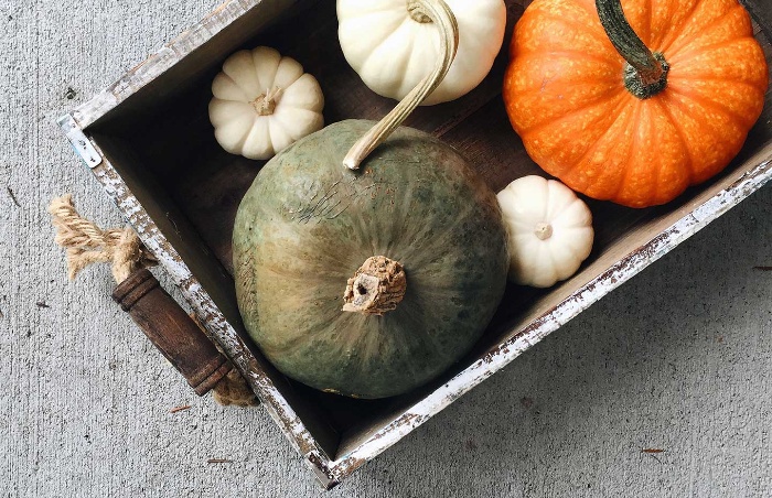 DIY Thanksgiving centerpiece rustic tray with pumpkins in different color