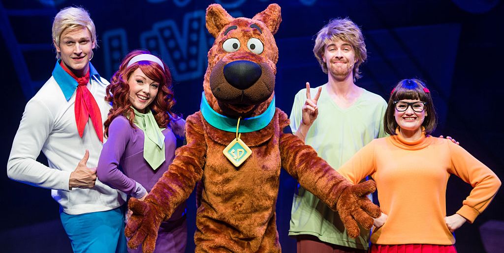 Halloween costumes Scooby Doo cast a dog and four people