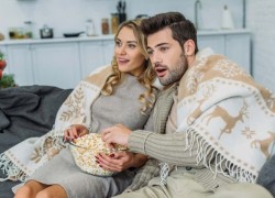 couple-watching-best-christmas-movies