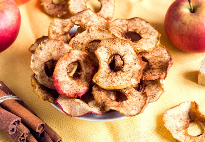 apple chips slices with cinnamon apple rings on a table