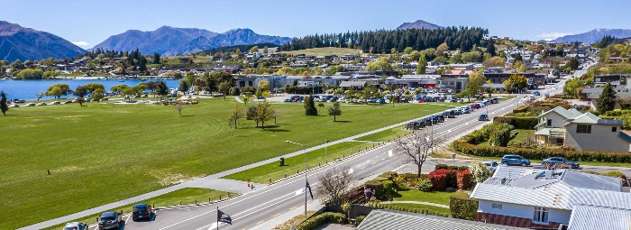 wanaka small town new zealand green spaces and road with sea view