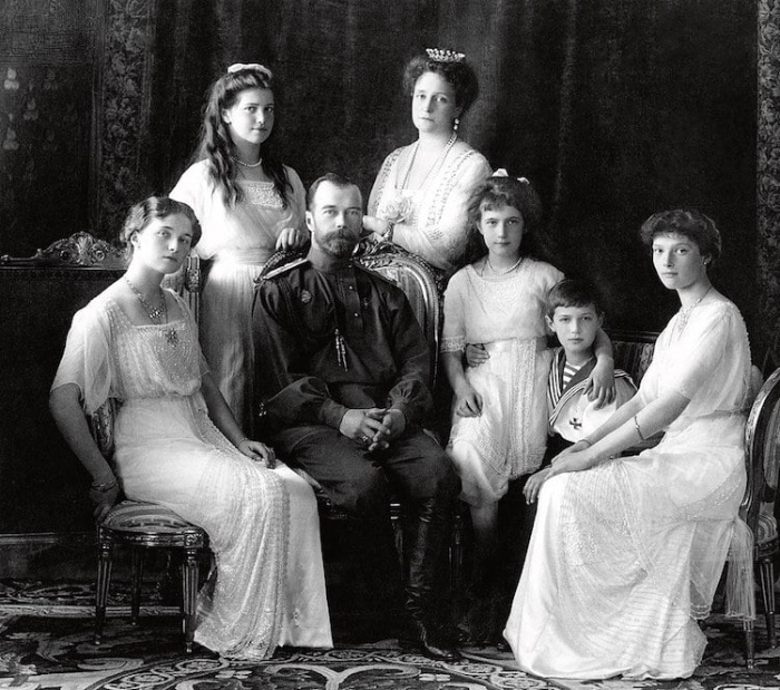 the russian royal family portrait the tsar and his wife and his children