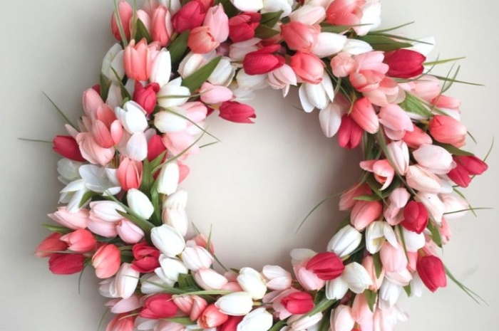 beuaitufl tulip wreath with white and pink tulips in different shades 