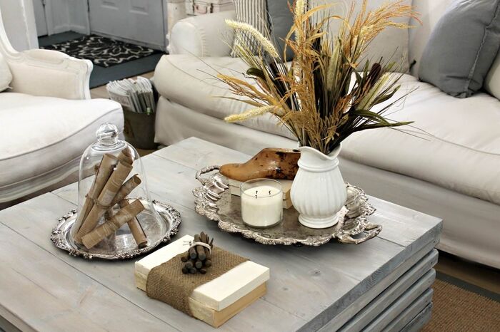 sea wood accents coffee table decorations summer decor pieces on a light grey table with white sofas around