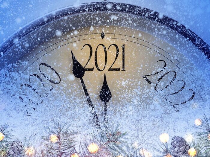 frosty clock showing 2021 surrounded by snowlfakes
