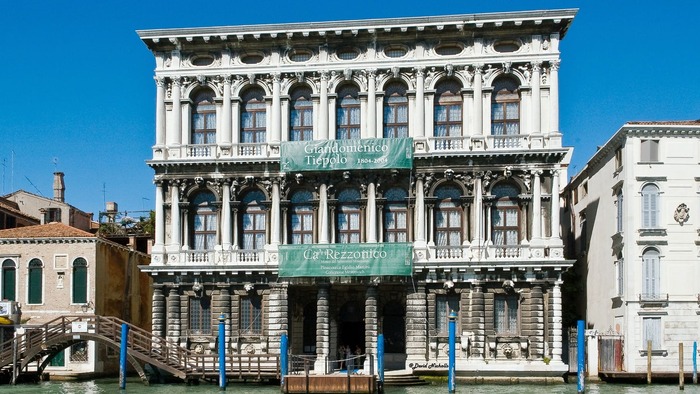 museum of love in venice frontal picture with a peer in front